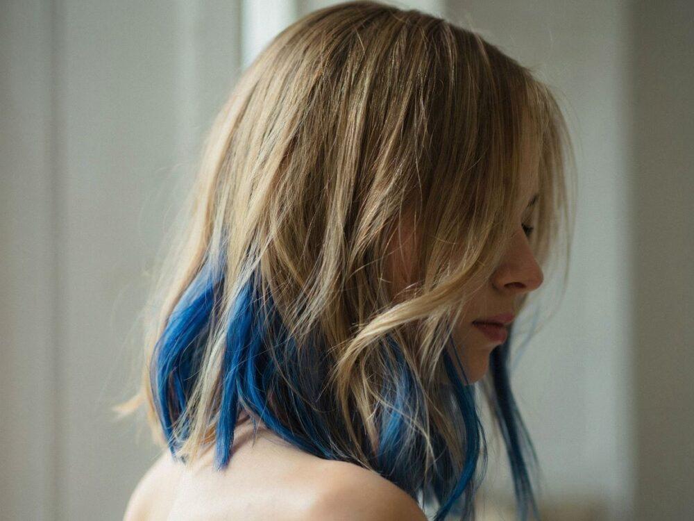 blond włosy z niebieskimi pasemkami