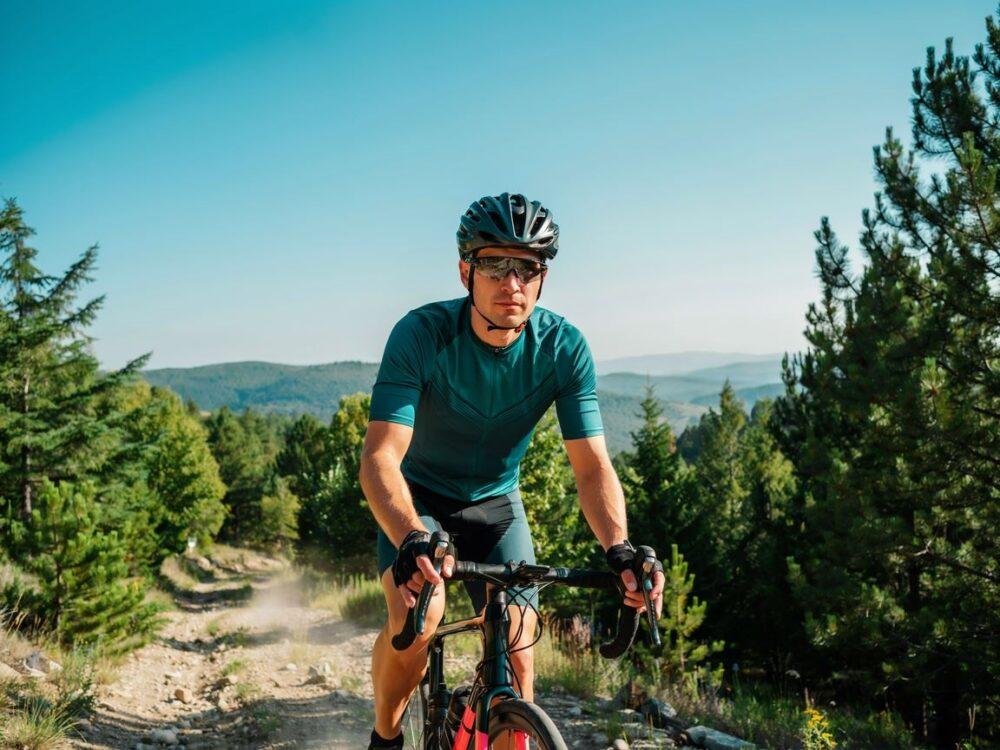 kolorowe okulary sportowe na rowerze
