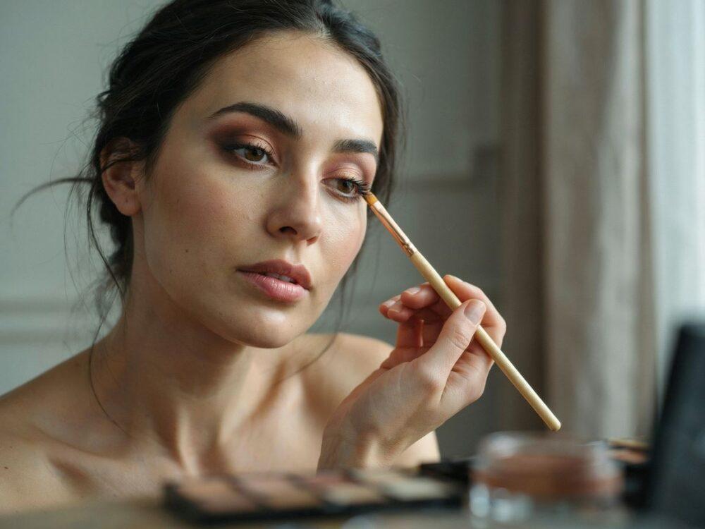 makijaż oczu z ciemnymi smoky eyes