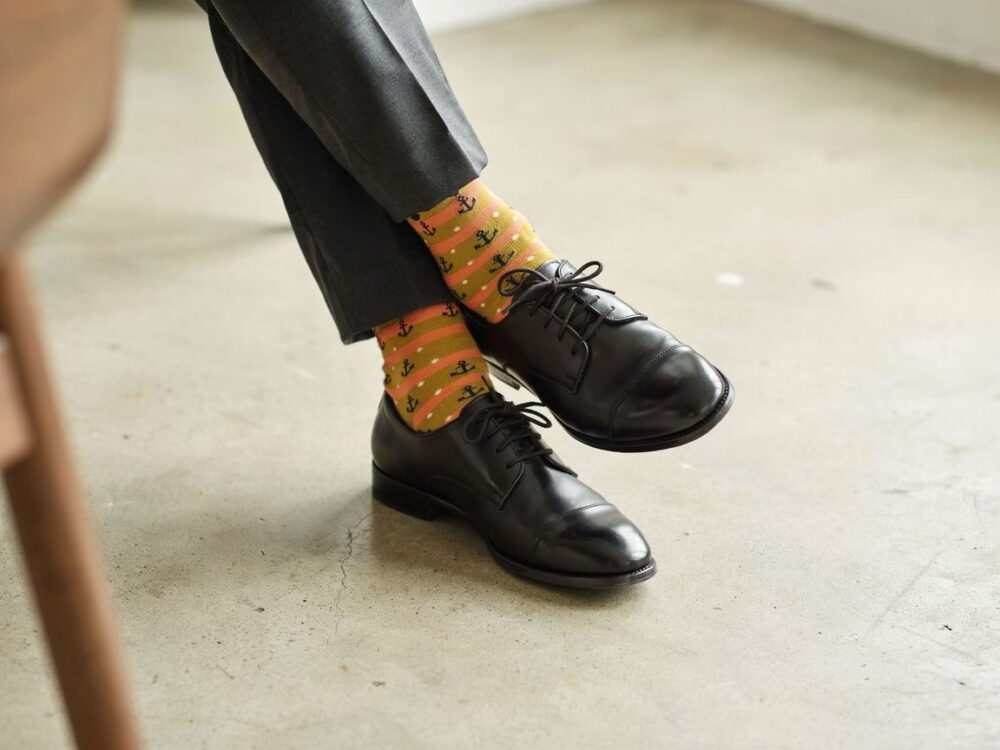 modne skarpetki na eleganckie buty