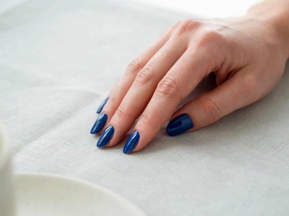 modny niebieski manicure