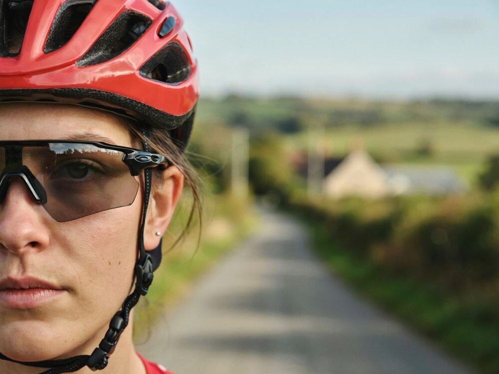 rowerzysta w okularach przeciwsłonecznych